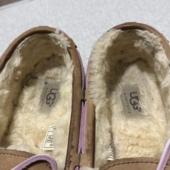 UGG Sz 8 Dakota Moccasins in Tobacco with Lavender Ties - Picture 5 of 16